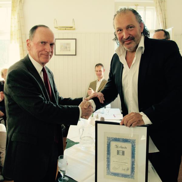 Dr. Ropper erhält die Ehrenmitgliedschaft