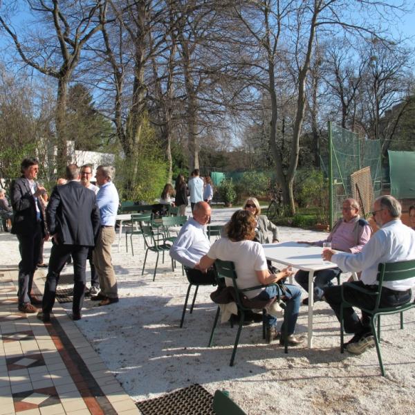 Die Mitglieder genießen das Frühjahrswetter