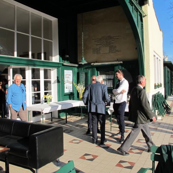 Langsam treffen alle Mitglieder ein