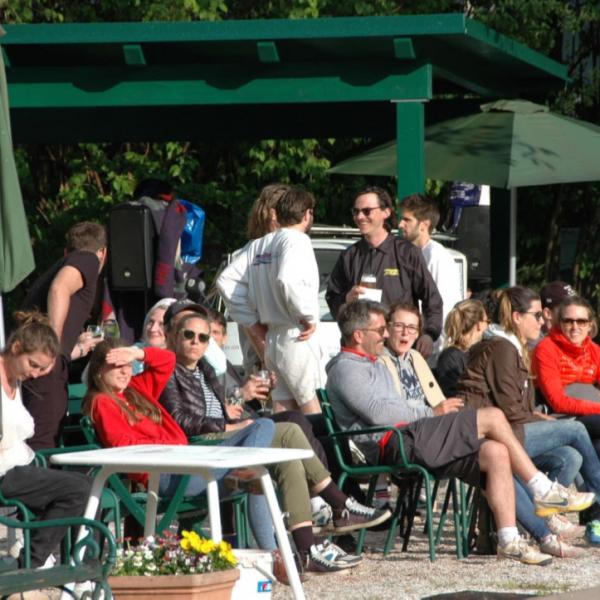 Zuschauer auf der Terrasse 