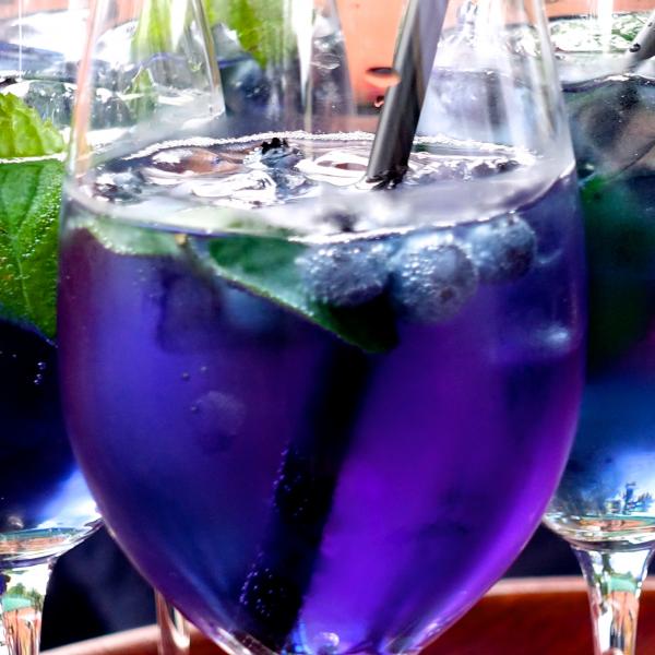 Die dominierenden Farben: Schwarz-Blau