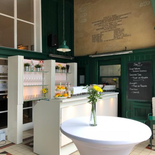 Die Bar auch passend in Weiß.